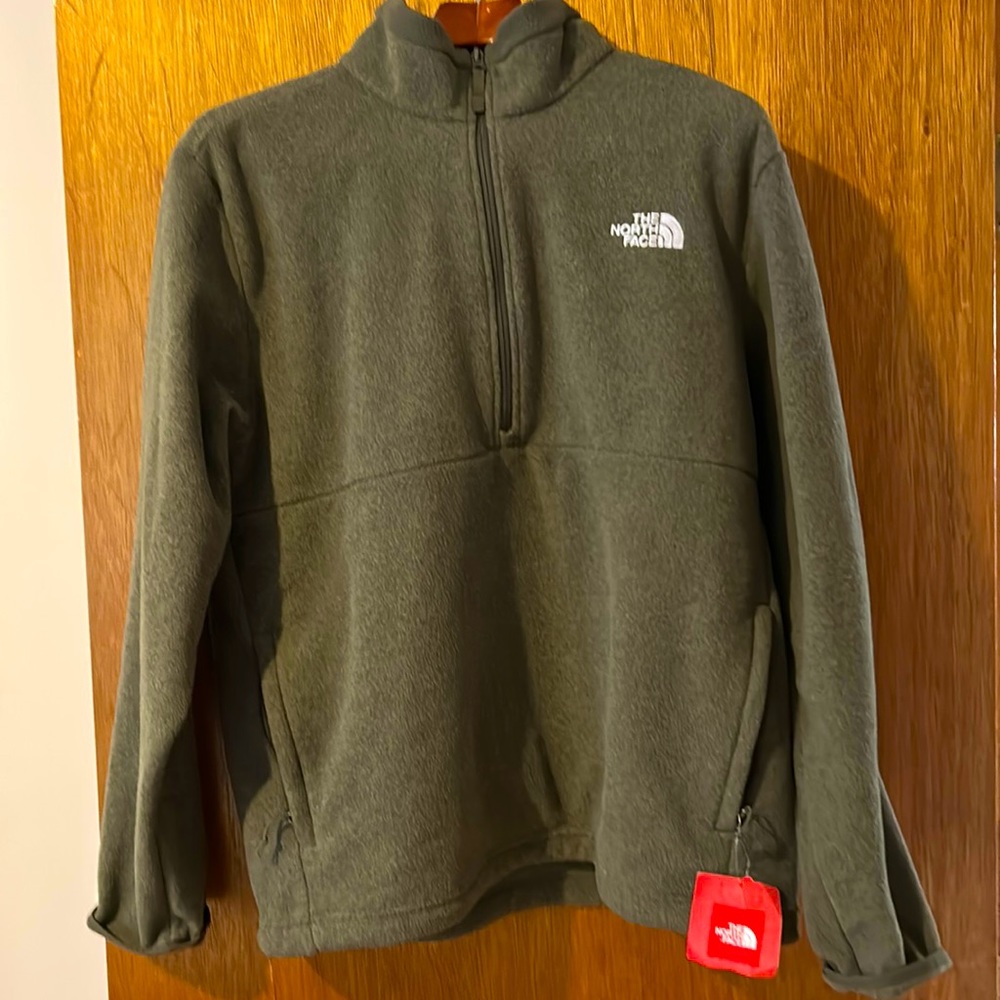 New North Face 1/2 zip with zippered pockets! - Picture 1 of 5